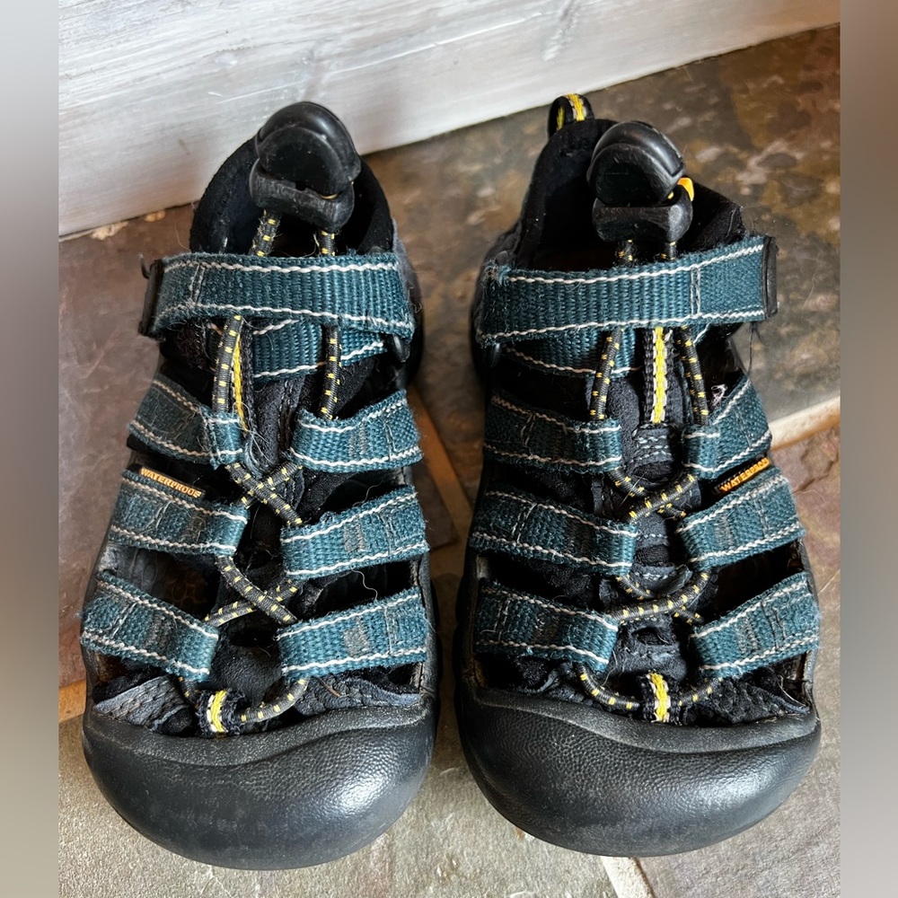 10 T Keen water shoes